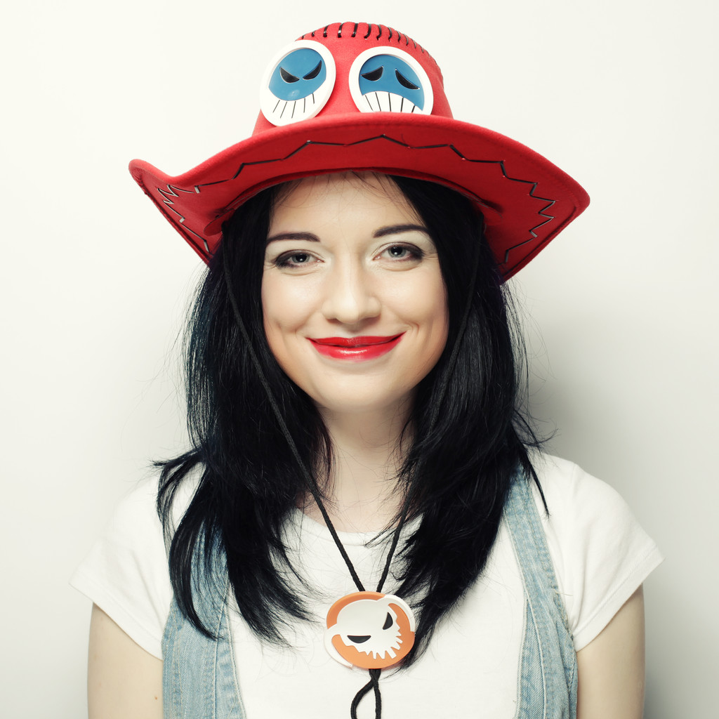 Portret modnej hipsterki w czerwonym kapeluszu  - Zdjęcie, obraz