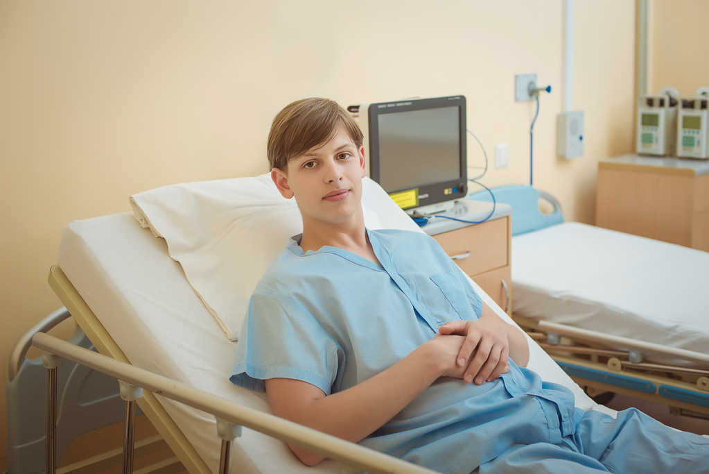 Nuori potilas sairaalan sängyssä
 - Valokuva, kuva