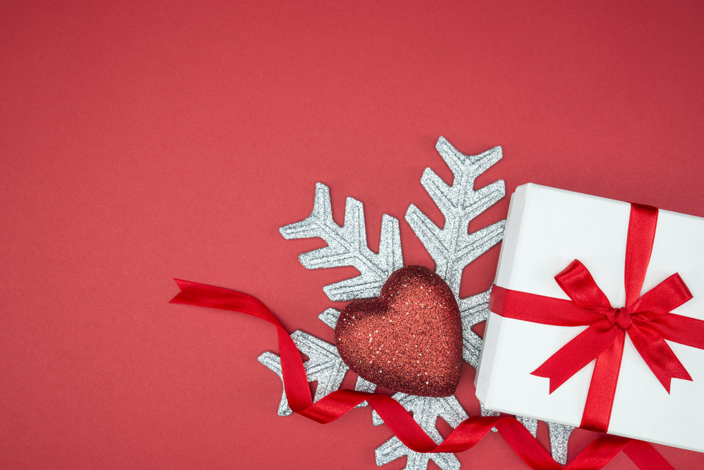 luxury gift box for holiday event silk wrap snowflake heart - Φωτογραφία, εικόνα