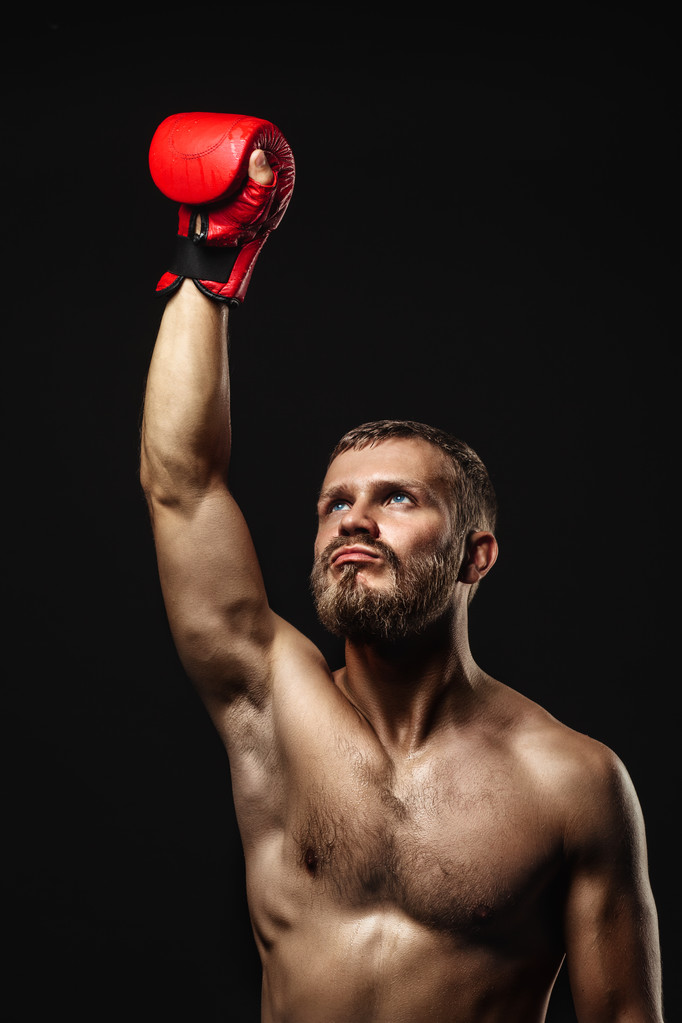Спортивний бородатий боксер з рукавичками на темному тлі
 - Фото, зображення
