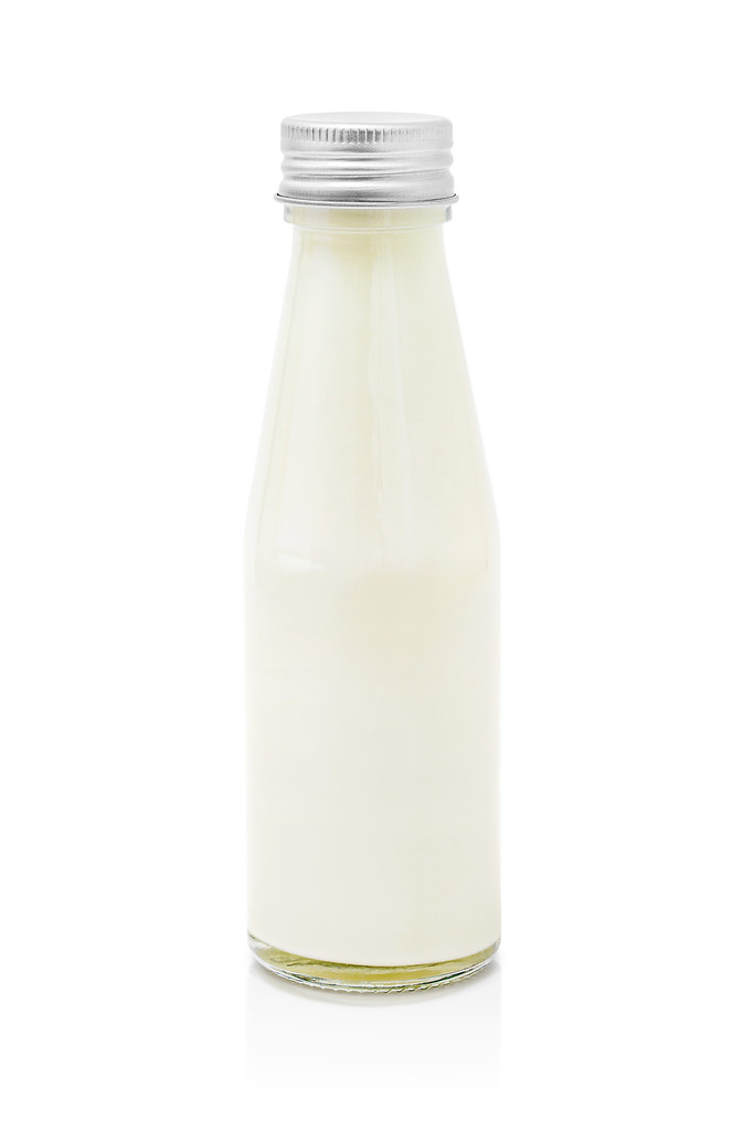 Botella de leche aislada sobre fondo blanco con camino de recorte - Foto, Imagen