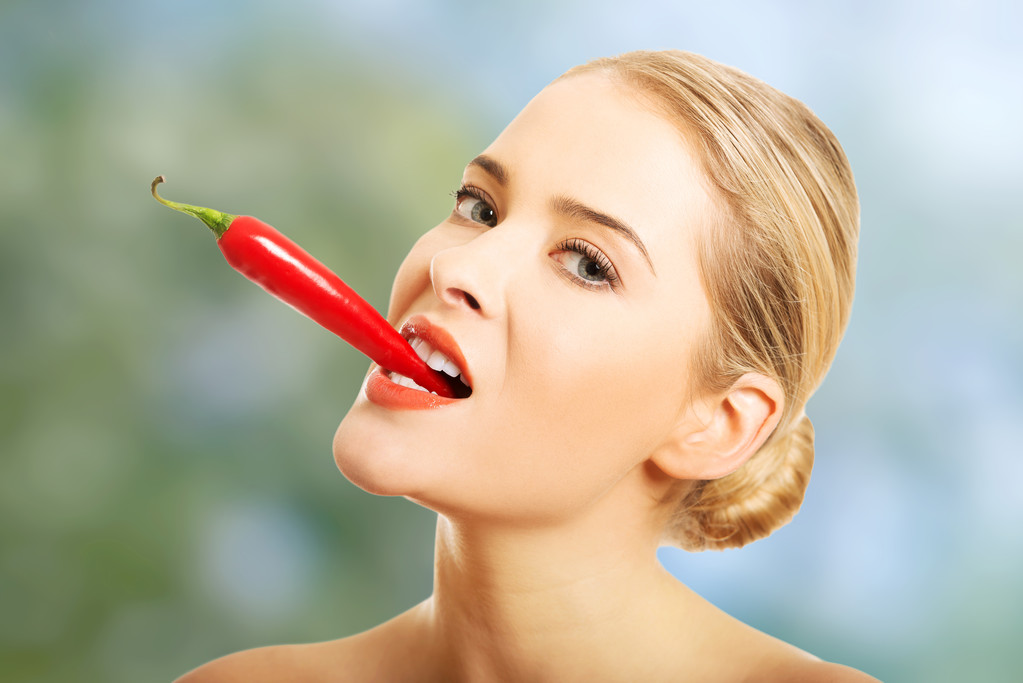 Nagie kobiety gospodarstwa chili w jej ustach - Zdjęcie, obraz