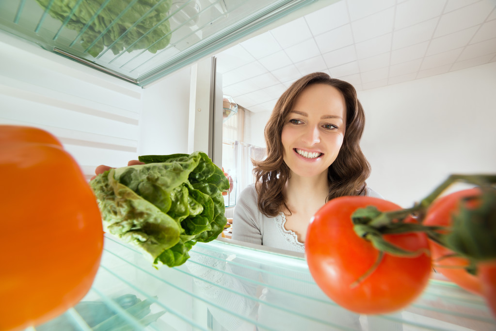 Mujer mirando verduras
 - Foto, imagen