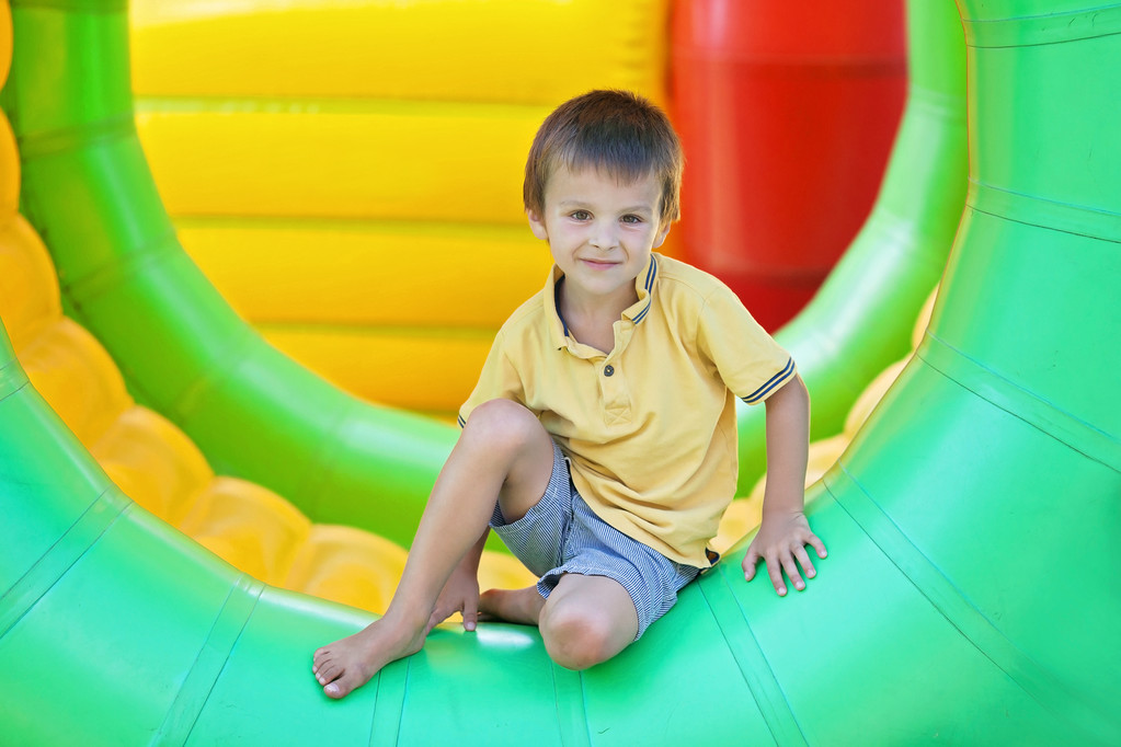 Χαριτωμένο μικρό αγόρι, παίζοντας σε ένα κυλιόμενο πλαστικό κύλινδρο δακτύλιο, ful - Φωτογραφία, εικόνα