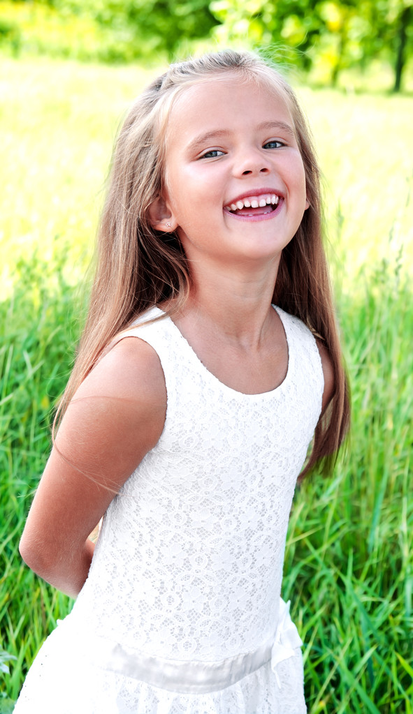 Portrét smějící se roztomilá holčička v letním dni - Fotografie, Obrázek