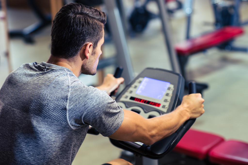 Entrenamiento de hombre en una máquina de fitness
   - Foto, imagen