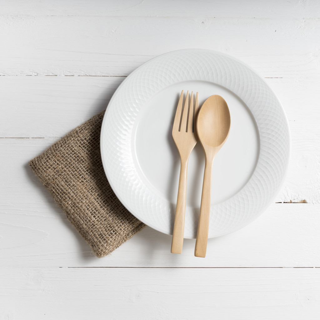cuillère et fourchette en bois avec plat
 - Photo, image