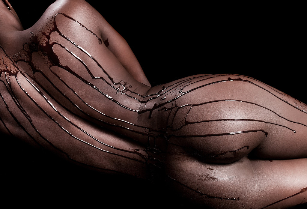 Smyslné afrického modelu těla portrét ležení a čokoládové kapky - Fotografie, Obrázek
