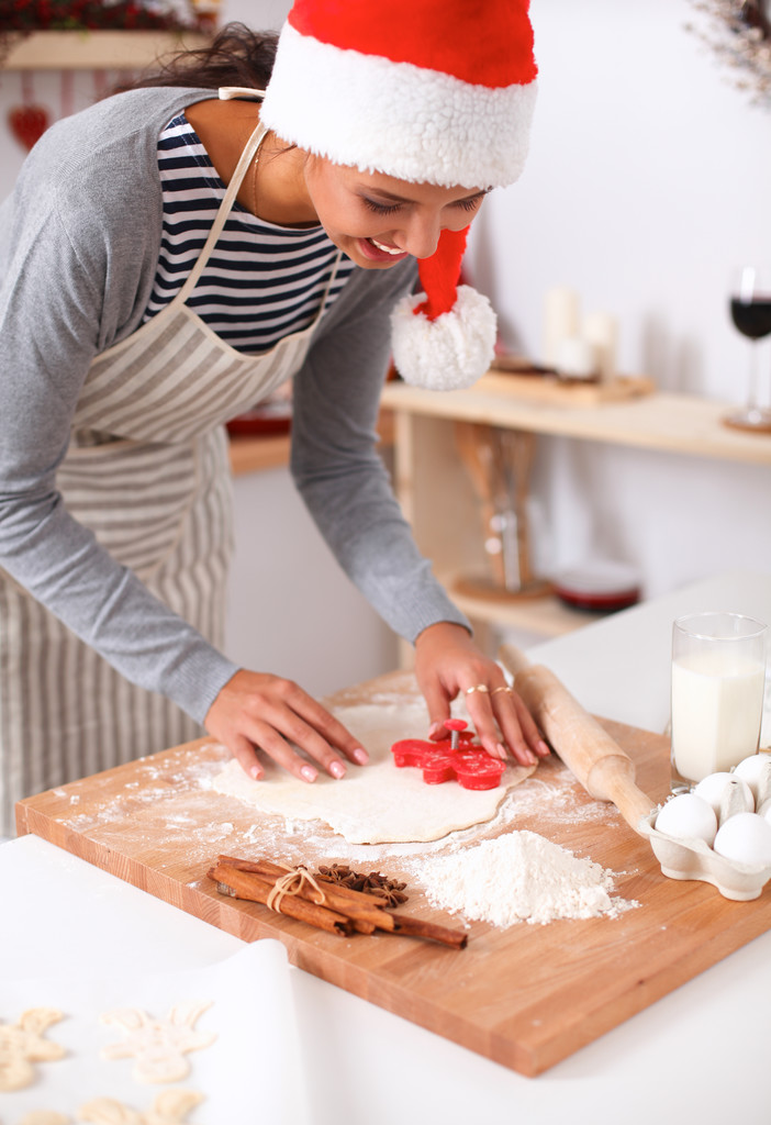 Een aantrekkelijke vrouw bakken in de keuken - Foto, afbeelding