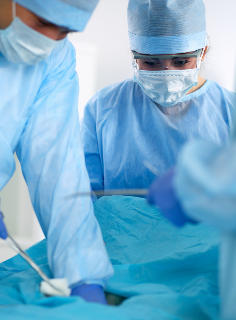 Un equipo médico realizando una operación
 - Foto, imagen