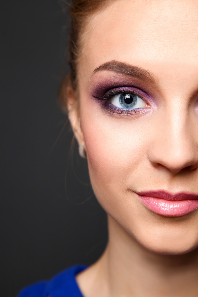 Captura de estudio de una hermosa mujer joven con maquillaje profesional
 - Foto, imagen