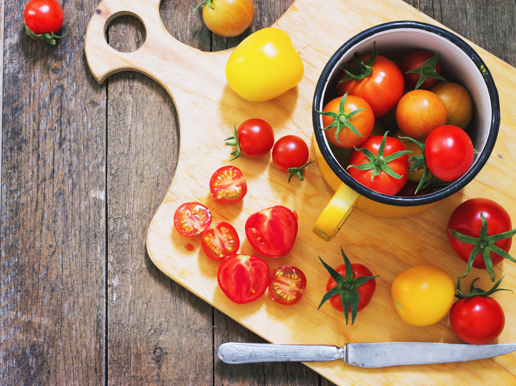 барвисті помідори в металевому кубку
 - Фото, зображення