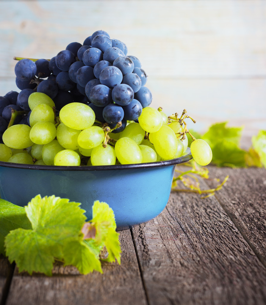 виноград на деревянном столе - Фото, изображение