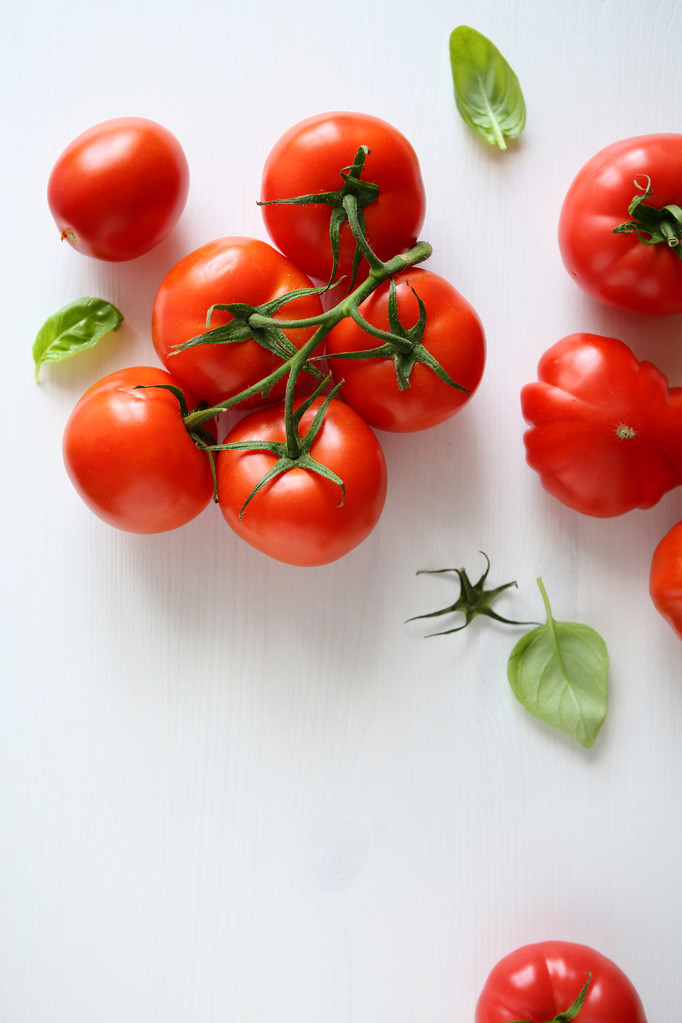 червона гілка томатів на білих дошках
 - Фото, зображення