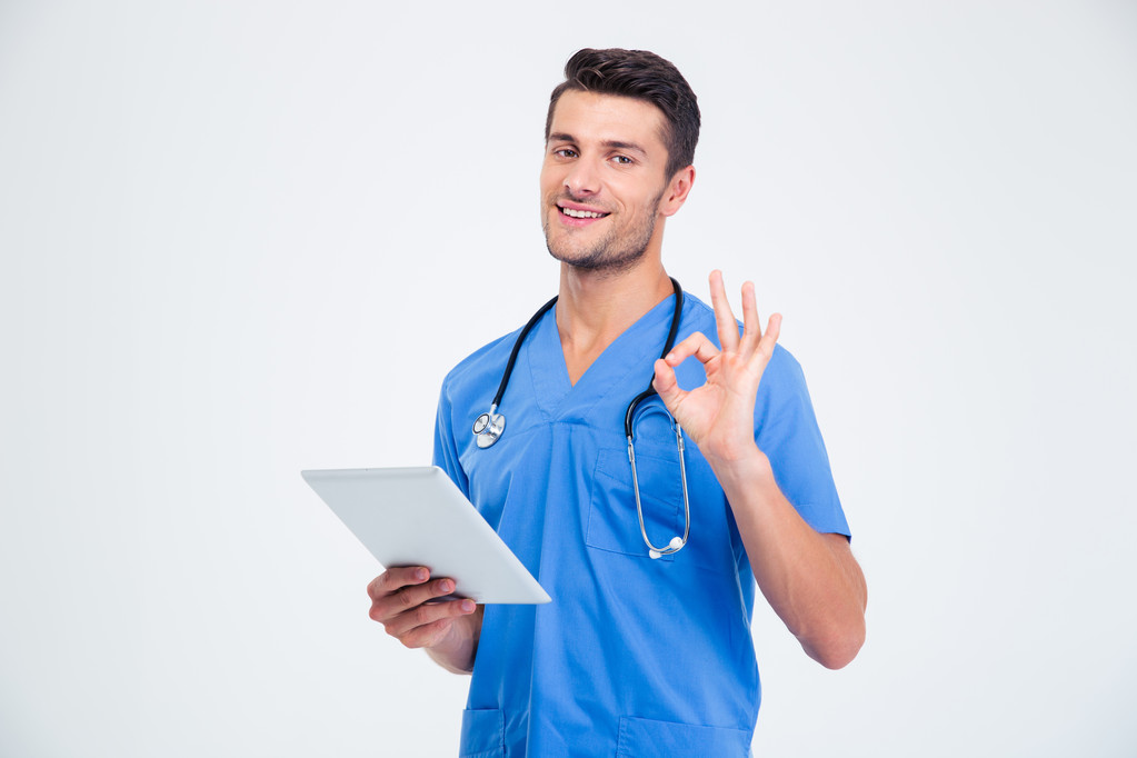 Homme médecin tenant un ordinateur tablette et montrant ok signe
 - Photo, image
