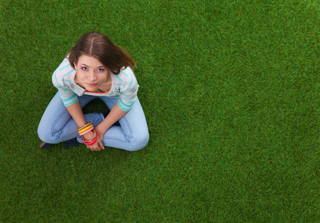 junge Frau sitzt auf grünem Gras - Foto, Bild