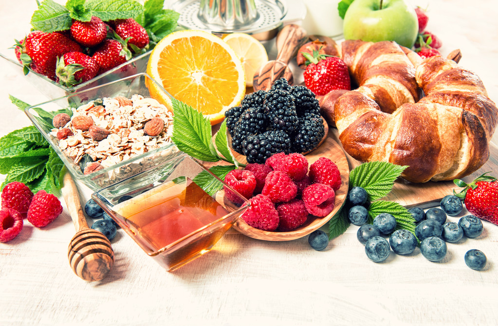 Сніданок з круасанами, мюслі, свіжими ягодами. Здорове харчування
 - Фото, зображення