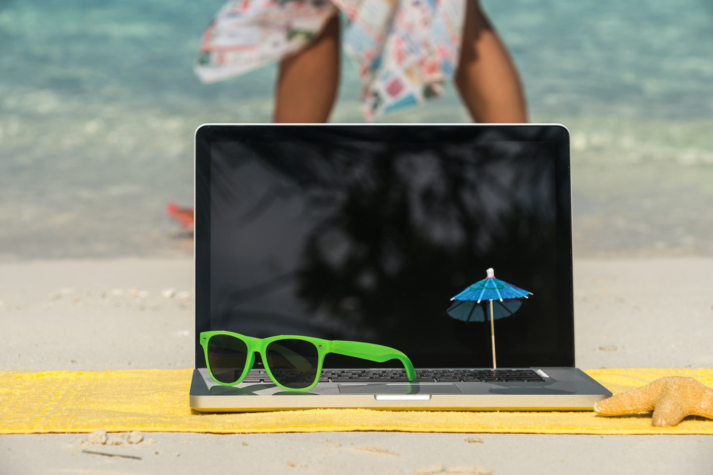 Computadora portátil en la playa - fondo de viaje de negocios
 - Foto, imagen