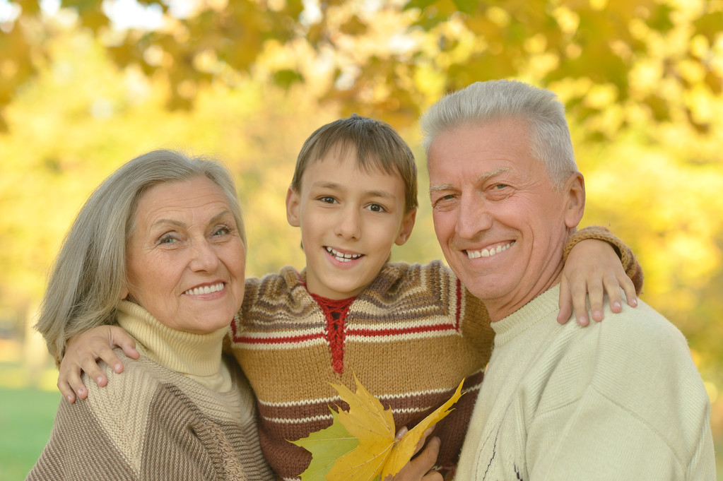 glückliche Großeltern mit Enkel - Foto, Bild