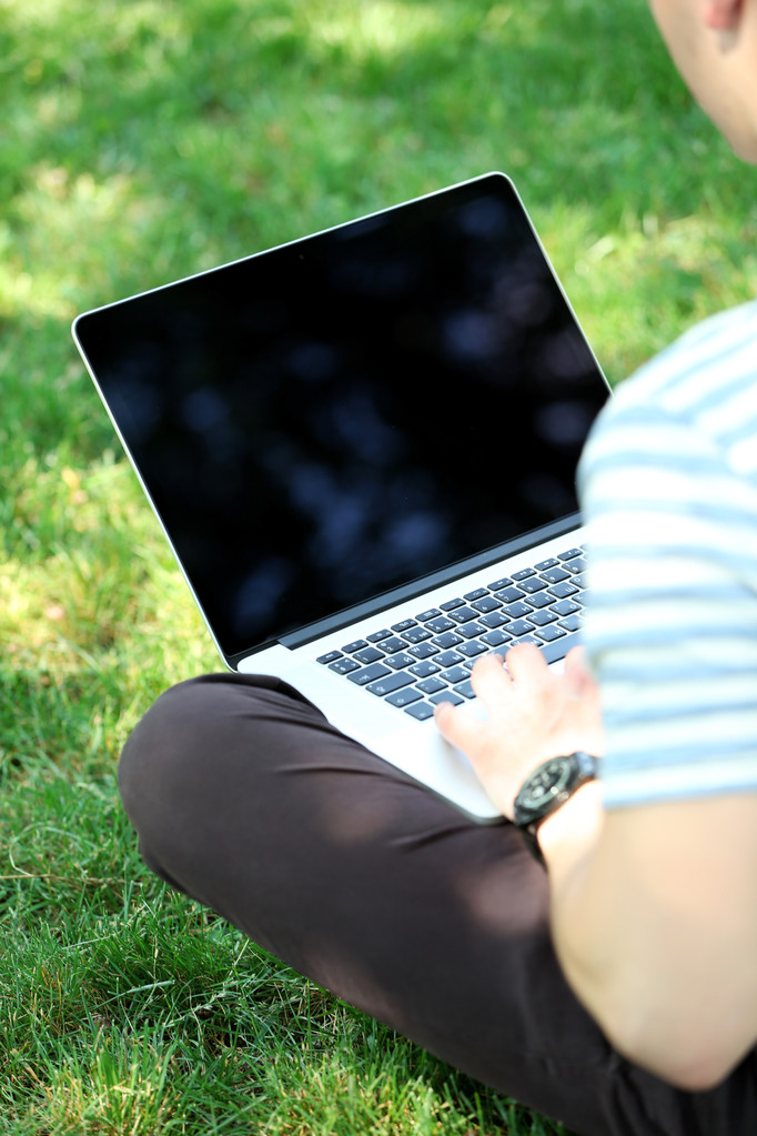 Junger Mann mit Laptop im Freien - Foto, Bild