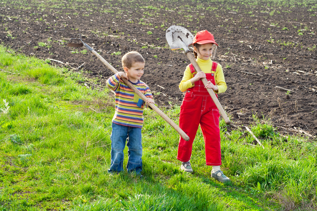 Двое маленьких детей ходят с инструментами
 - Фото, изображение