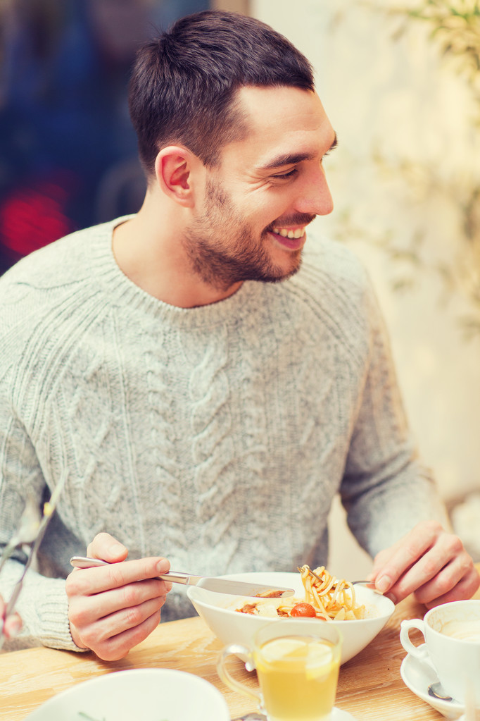 boldog fiatalember étteremben vacsorázik - Fotó, kép