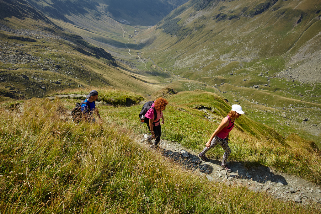 randonneurs sur un sentier escarpé dans les montagnes
 - Photo, image