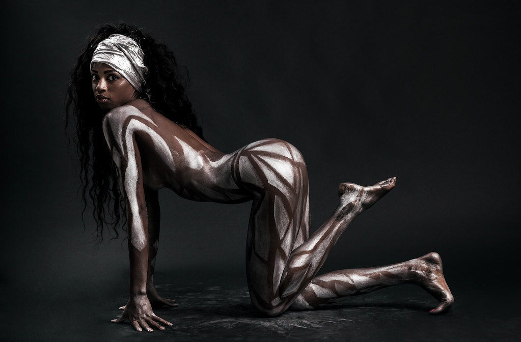 Sensuele Afrikaanse model lichaam geschilderd met veelhoeken poseren - Foto, afbeelding