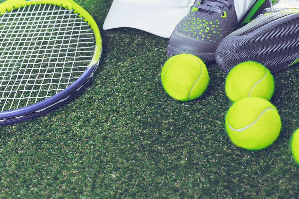 обувь и теннисные принадлежности
 - Фото, изображение