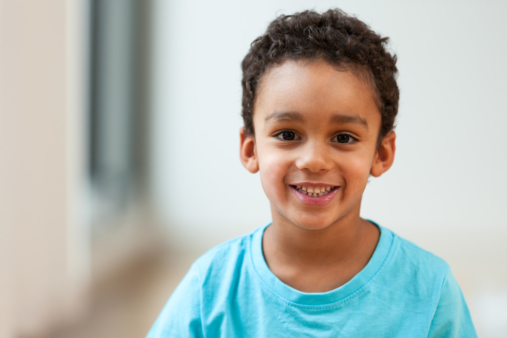 Egy cuki kis afro-amerikai fiú portréja mosolyog. - Fotó, kép