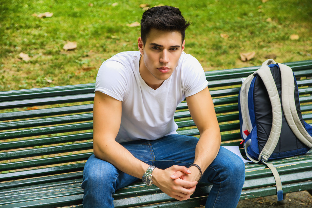 Cidden bankta oturan genç erkek öğrenci - Fotoğraf, Görsel
