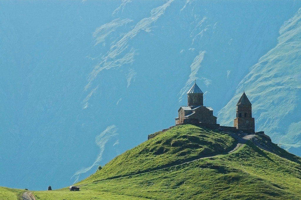 Tsminda Sameba monasterio ortodoxo, Kazbegi, Georgia
 - Foto, Imagen