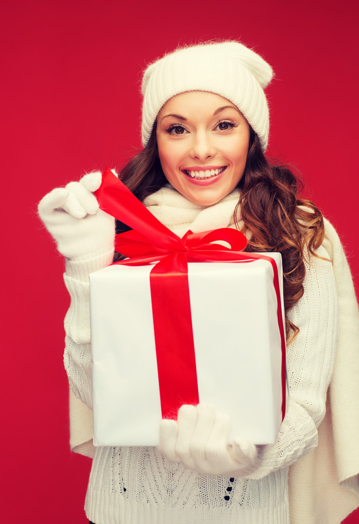 smiling woman with gift box - Photo, Image