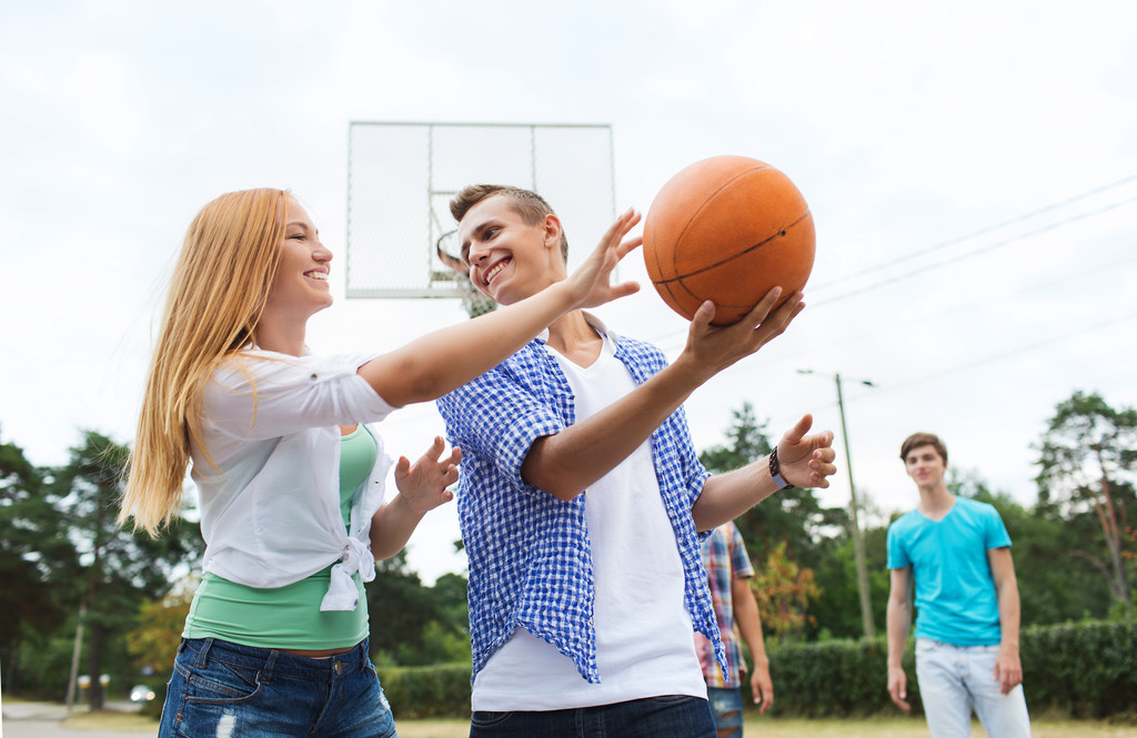 groep gelukkig tieners spelen basketbal - Foto, afbeelding
