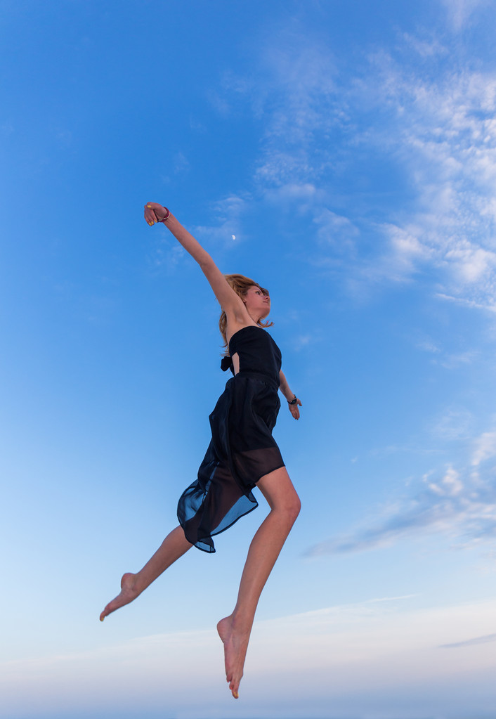junge schöne Frau springt - Foto, Bild