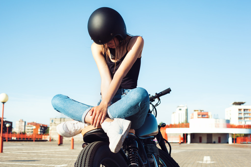 Chica motociclista sentada en motocicleta personalizada vintage
 - Foto, imagen