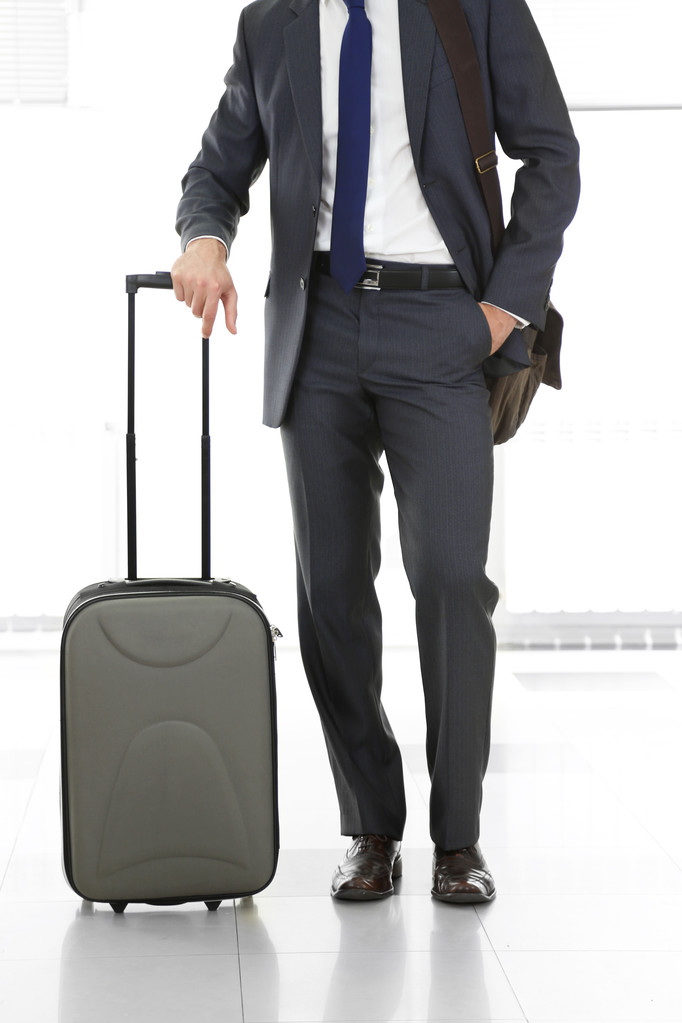 Mann mit Koffer auf hellem Hintergrund - Foto, Bild