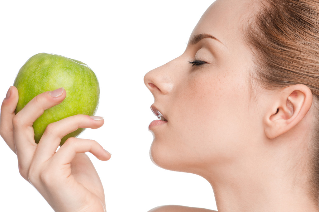 kobieta jeść jabłko - Zdjęcie, obraz