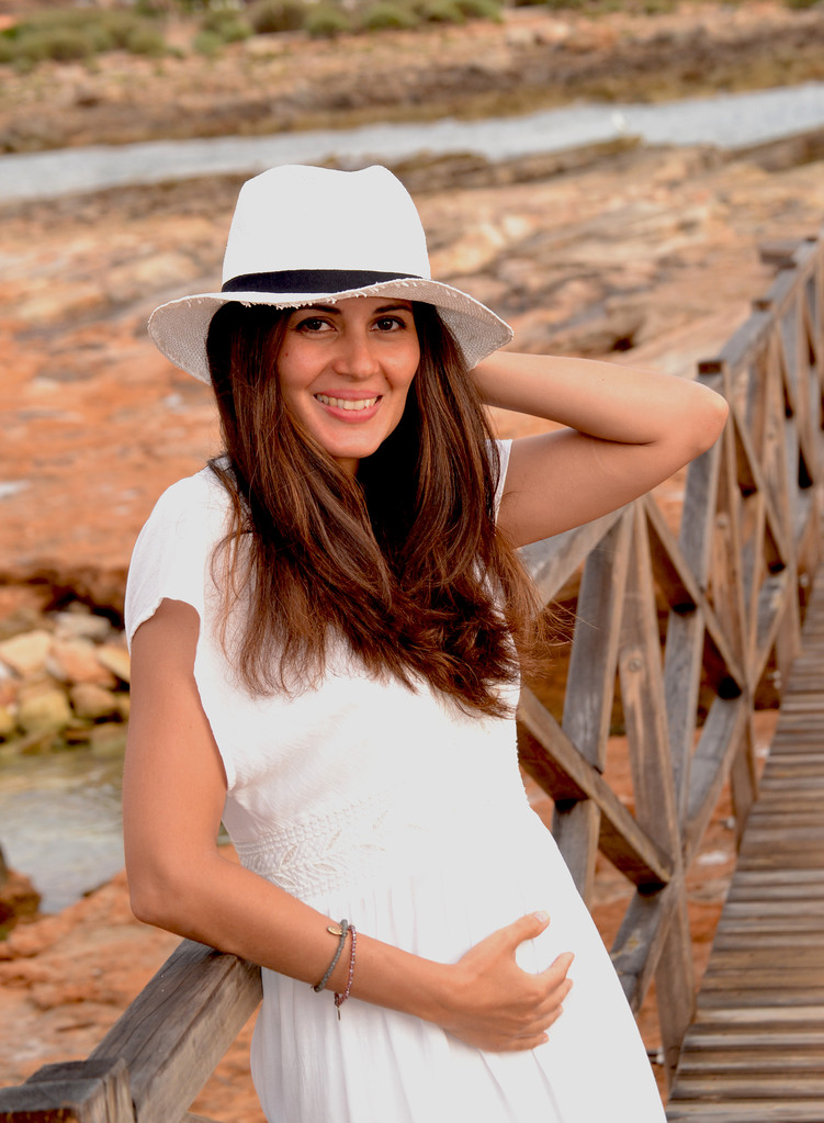 Mujer latina embarazada al aire libre
 - Foto, imagen