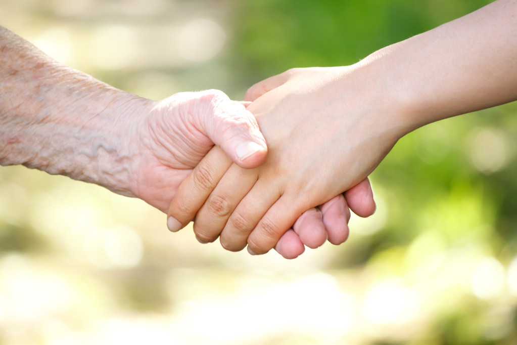Старші та молоді жінки тримають руку
 - Фото, зображення