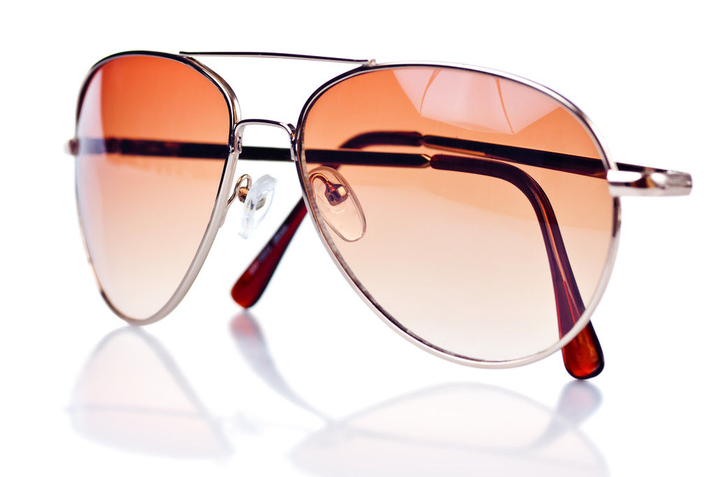 Modernas gafas de sol aviador de color marrón sobre fondo blanco
 - Foto, Imagen