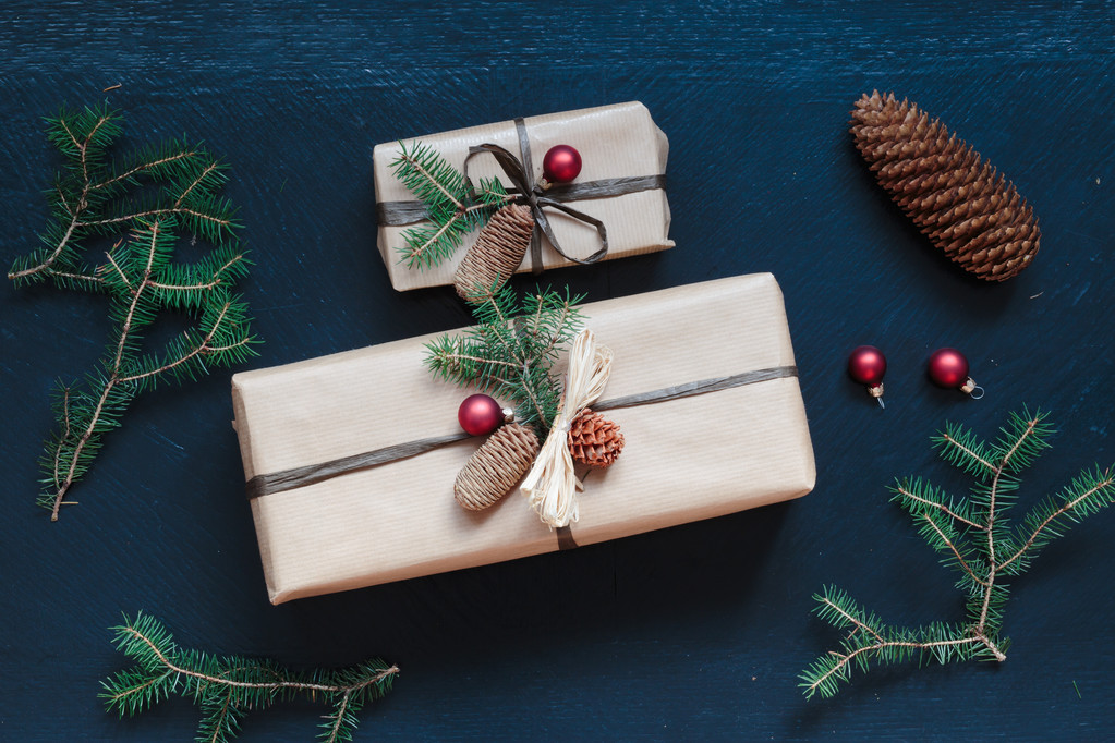 Masanın üzerine sarılmış Noel hediyeleri - Fotoğraf, Görsel