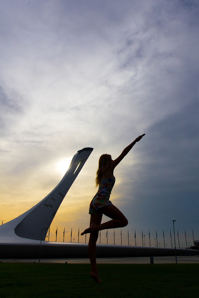 Mujer joven sobre fondo olímpico Sochi
 - Foto, Imagen
