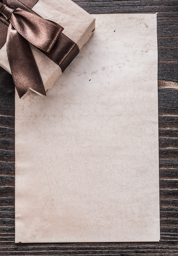 Lahjapakkaus ruskea keula
 - Valokuva, kuva