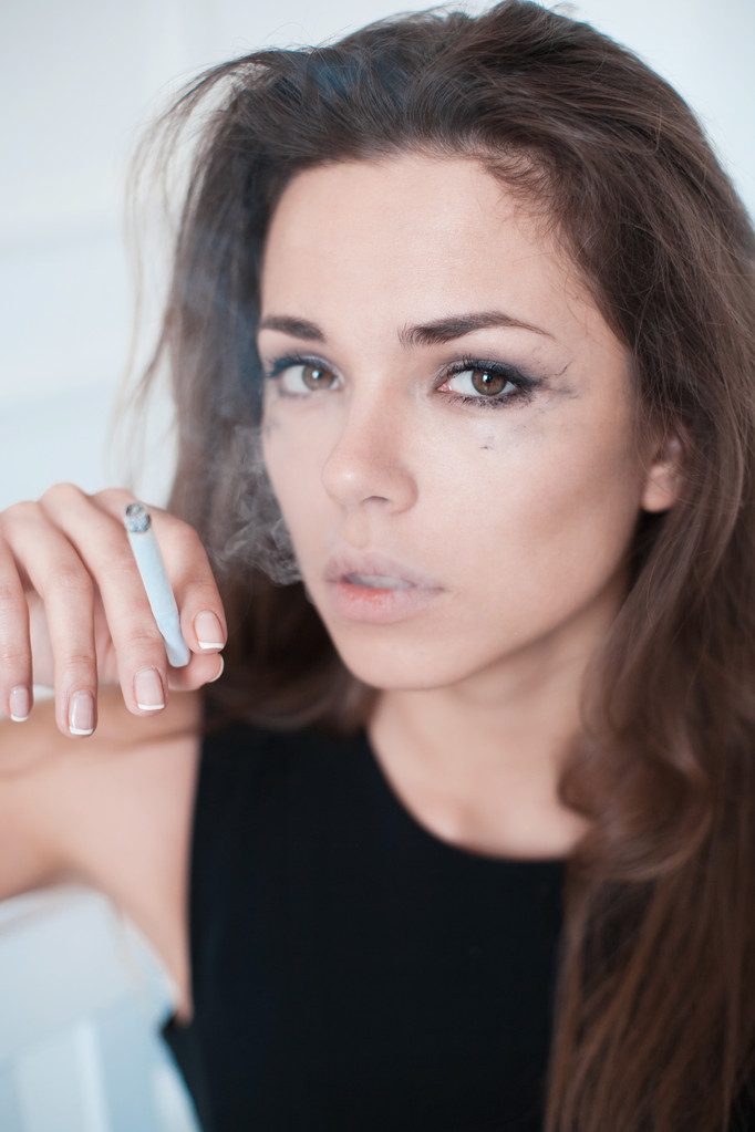 la mujer molesta fuma
 - Foto, Imagen