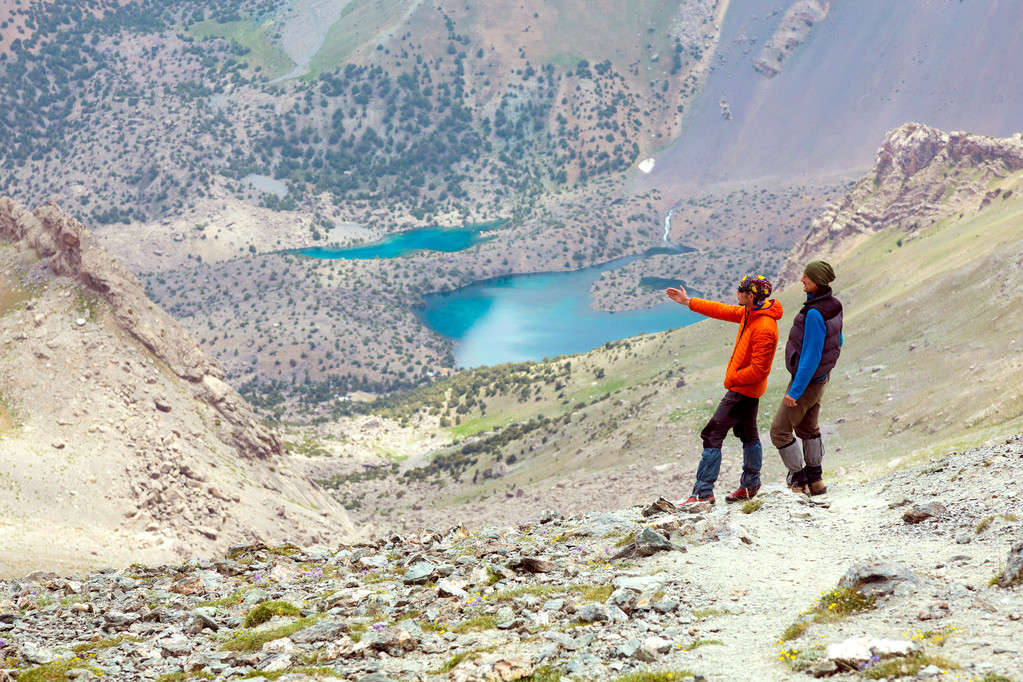 İki dağcılar tozlu yolda kalmak ve tartışıyor - Fotoğraf, Görsel