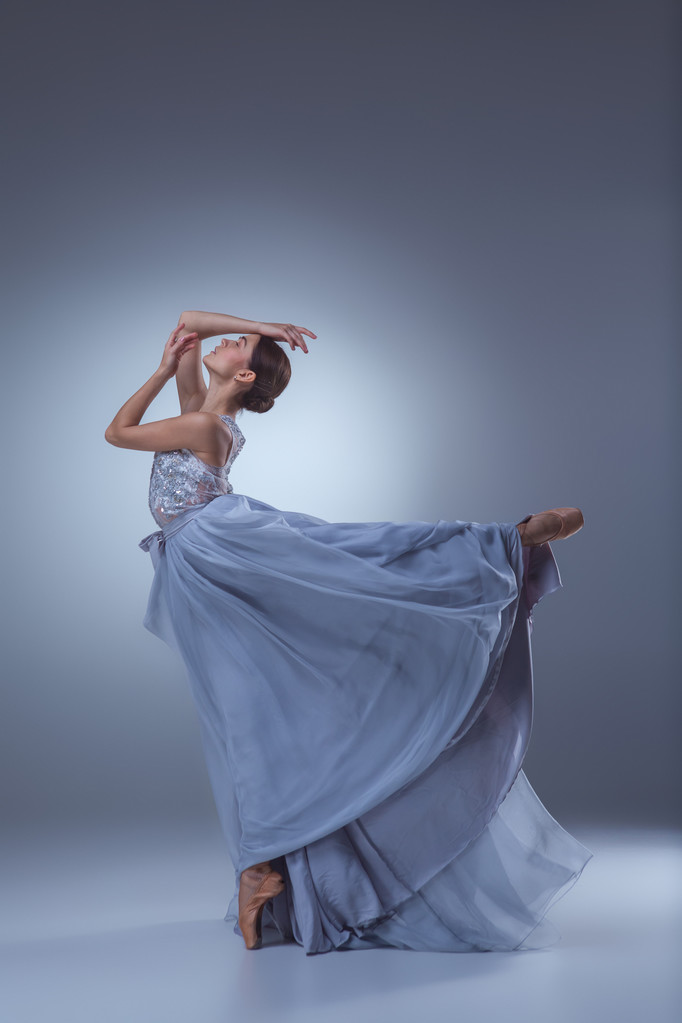 Krásná tanečnice tančí v dlouhé Lila šaty na Lila pozadí - Fotografie, Obrázek