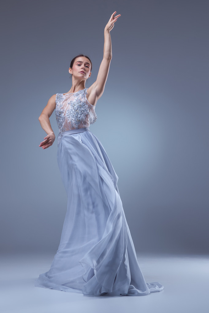 La bella ballerina che balla in abito lungo blu
 - Foto, immagini