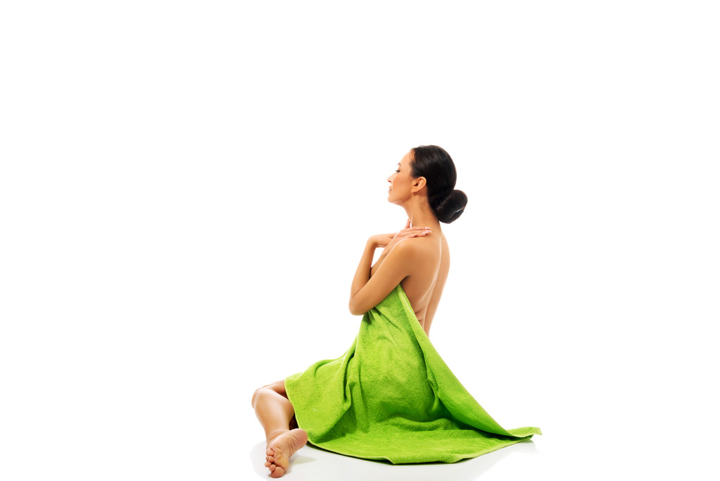 Žena sedící zabalená v ručníku - Fotografie, Obrázek
