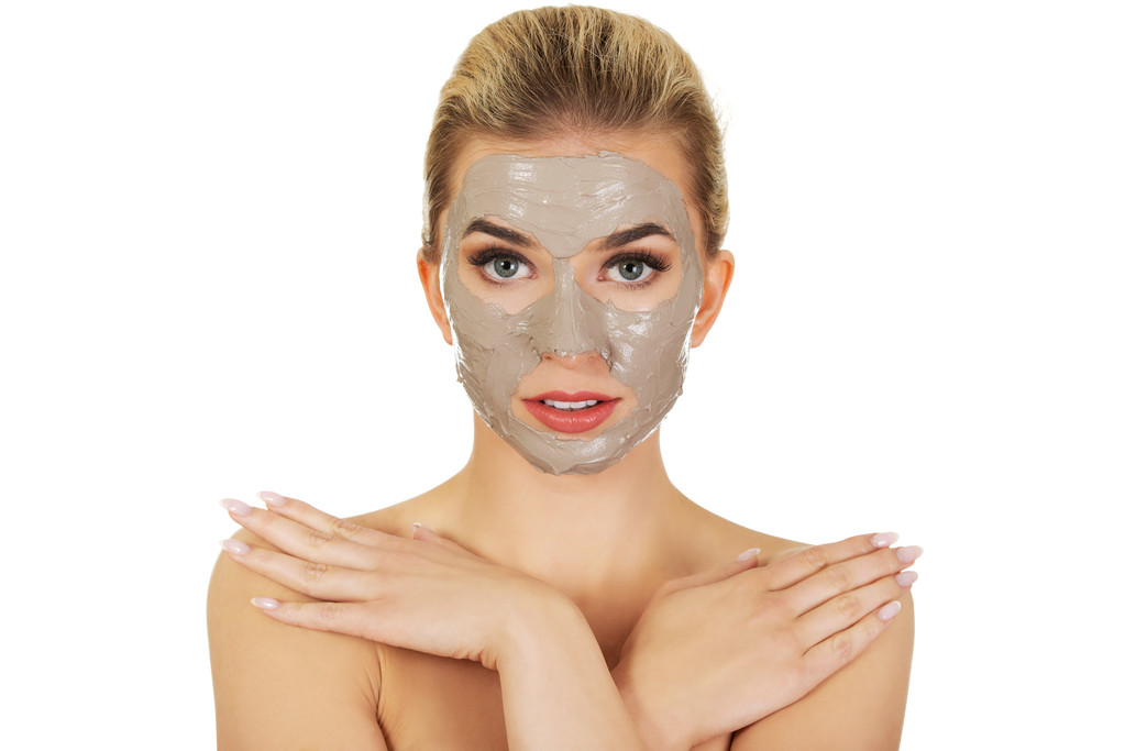 Jonge vrouw met gezichtsmasker - Foto, afbeelding